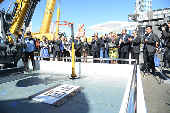 徐工XE35U液壓挖掘機現(xiàn)場揮毫潑墨、投籃表演，成為展場上的“閃亮明星”