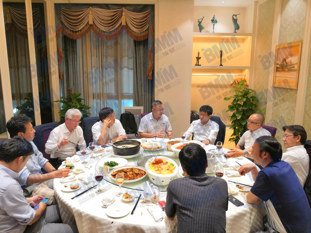 訪問結(jié)束后，法鋼集團(tuán)負(fù)責(zé)人邀請JFE鋼鐵高層共進(jìn)晚餐